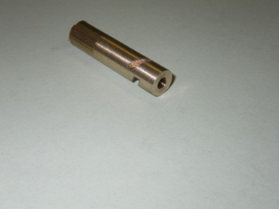 Usinage du moyeu, rond laiton mis au diamètre, percé pour un taraudage M4 et fraisé à 45° par rapport à l'axe de l'hélice, 3 fraisages à 120° pour l'implantation des 3 pales de l'hélice