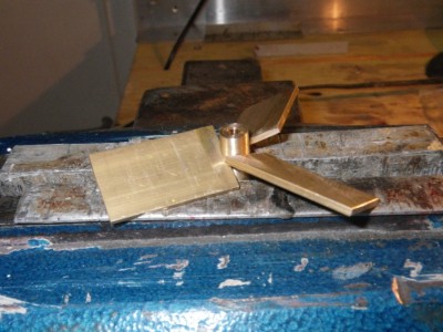 IMGP2331.JPG (508.68 Kio) Consulté 1724 fois découpe des plaques qui feront les pales, et présentation dans les fraisages du moyeu