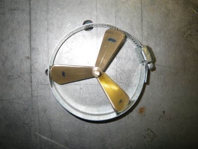 IMGP2341.JPG (501.39 Kio) Consulté 1719 fois positionnement des pales après mise en forme des profils. Le collier est réglé à 70mm de diamètre suivant les données de Michel.