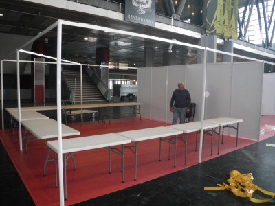 Le stand nu après la livraison des tables