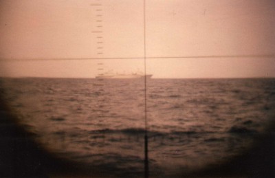 souvenir de nos amis avec la caisse à clous sur la cheminée