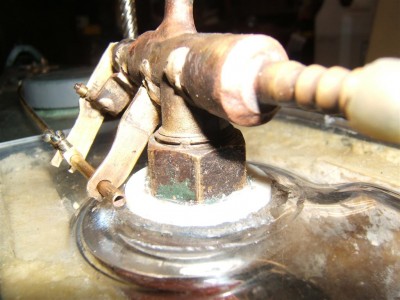 les bras sont couchés à cause du kiosque étroit