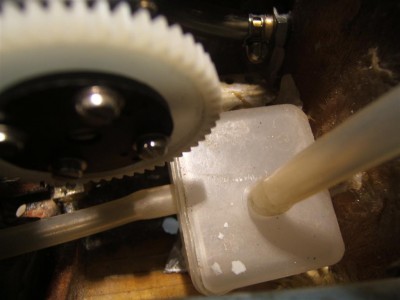 le bac est situé sous les barres AV et très accessible