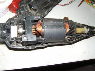 le moteur en place, à l'avant la pièce d'alignement