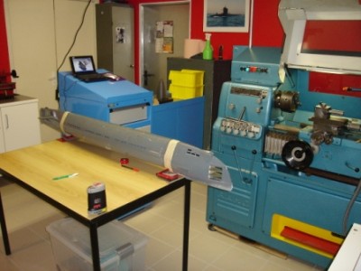 Le traçage des futurs découpe avec un niveau lazer.