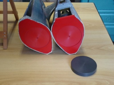 On peut voir en PVC gris un des bouchons qui va recevoir les passes coques et lun des pistons d'équilibrage.