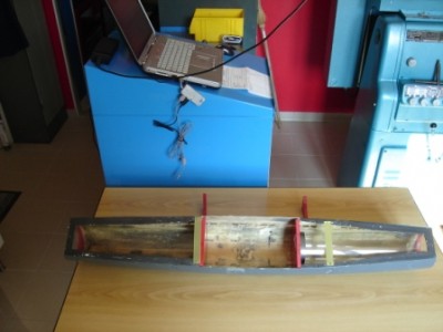 On voit sur cette photo la partie au milieu qui va recevoir le ballast principal et le mécanisme des aériens.