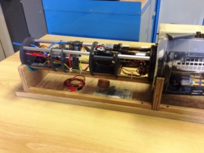 Compartiment étanche. On remarque le compresseur