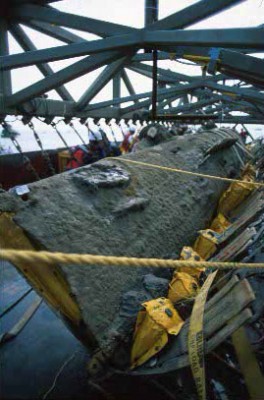 Le hunley remonté en surface tenu par les harnais sous le portique : Vue de la proue