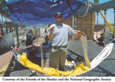 Une des nombreuses sangles composant le harnais destiné à soutenir la coque sous le treillis