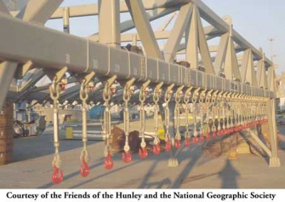 Le treillis métallique et les attaches des sangles composant le harnais de soutien