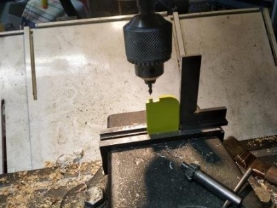 Perçage pour mettre une vis de pivot