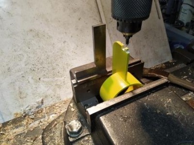 Perçage pour mettre une vis de pivot