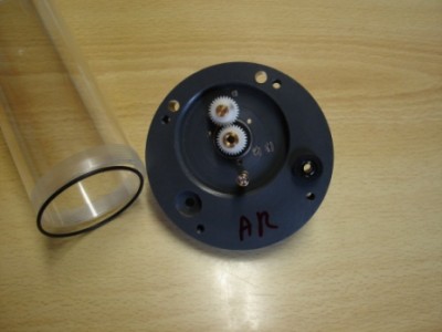 Bouchon arrière coté extérieur. Le tube du piston est vissé sur le bochon. L'étanchéité est réalisé par un joint torique.