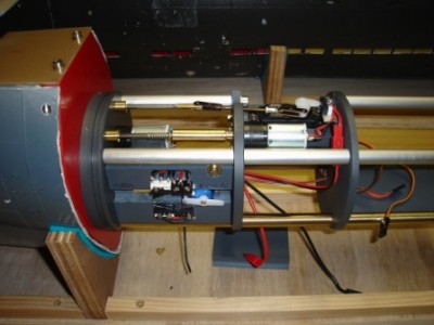 Le servo de commande d'ouverture des barres avant. Il manque le servo de commande du piston avant.