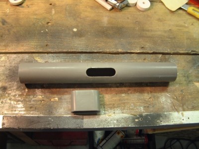 Coque : Tube PVC Diam 40mm longueur 300mm, usinage pour fixer le kiosque.