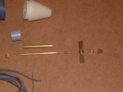 DSCF1601.JPG (274.57 Kio) Consulté 3122 fois Cone arrière en résine PU, tube de guidage PVC, tube d'étambot, arbre d'hélice, hélice, boulonnerie M4