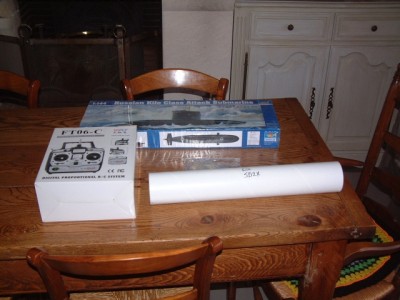 Le contenu du colis : Une boîte maquette, une boîte radio, un cylindre en carton et un sachet de pièces emabllées dans un sac plastique.