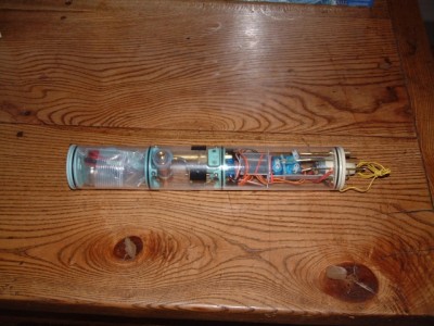 A l'intérieur du tube en carton : Le WTC entièrement équipé et assemblé !!!