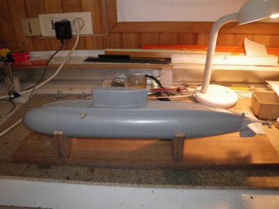 Vue générale avec les barres avant, la main courante autour du kiosque et quelques élément d'accastillage