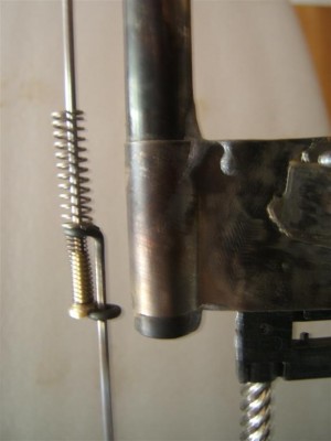 le ressort du bas sert à maintenir le clapet ouvert