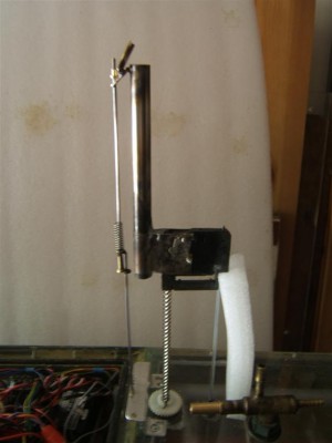 en position haute ; le calage est nécessaire car la bille et le ressort de glissement dans la vis ne sont pas intallés